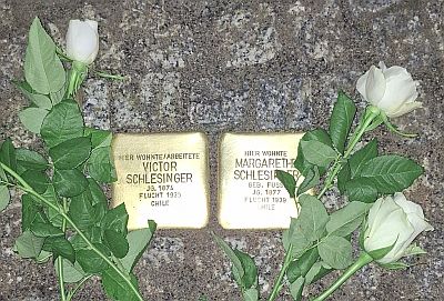 Stolpersteine sind mit einer Messingkappe versehene Pflastersteine, die zum Gedenken an vertriebene oder ermordete Juden in die Gehwege vor ihrem letzten selbstgewählten Wohnsitz eingelassen werden.