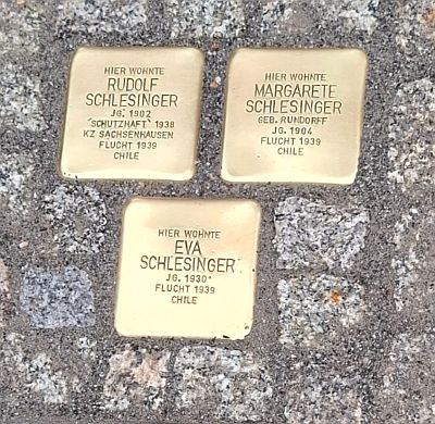 Stolpersteine sind mit einer Messingkappe versehene Pflastersteine, die zum Gedenken an vertriebene oder ermordete Juden in die Gehwege vor ihrem letzten selbstgewählten Wohnsitz eingelassen werden.