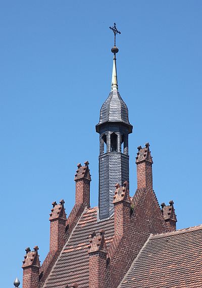 Abbildung: Dachreiter über dem Westportal der St.Johannis-Kirche am Markt